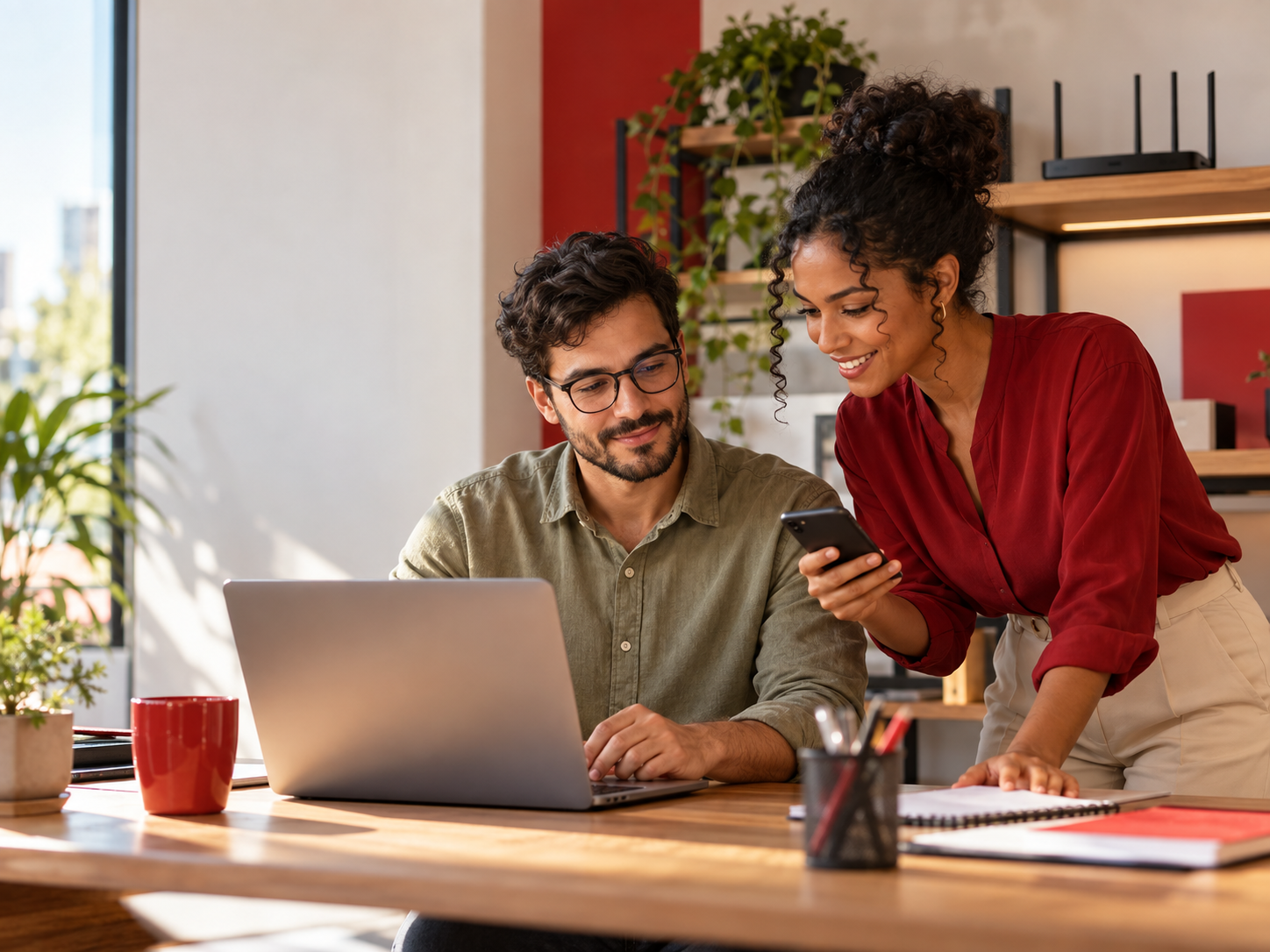 Equipe empresarial usando notebook e celular em um escritório